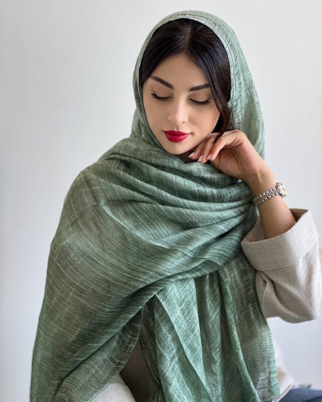 Dark green Elora shawl