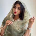 روسری رز رنگ زیتونی